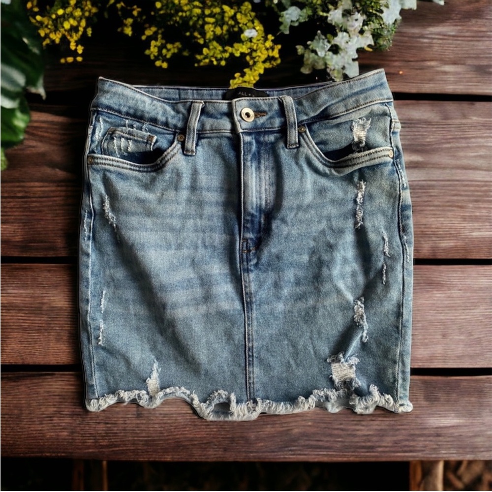 KENDALL + KYLIE Denim Distressed Mini Skirt Size 5/27